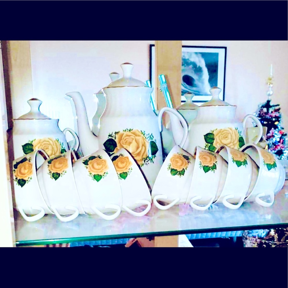 Beautiful 21 piece European style tea and coffee pots set.